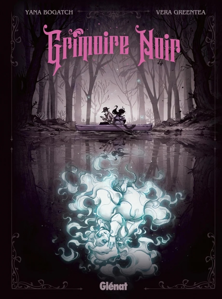 Couverture de la bande dessinée Grimoire Noir, montrant un adolescent et une adolescente dans une barque et survolant le fantôme d'une fillette.
