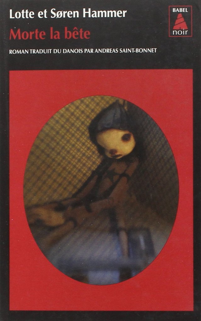 Couverture du livre Morte la bête. Sur un fond rouge se trouve l'image d'une petite poupée.