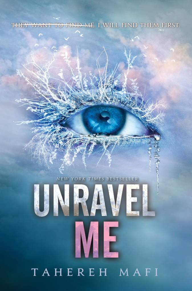 Couverture du roman Unravel me. Un œil à la pupille bleue a les cils givrés.